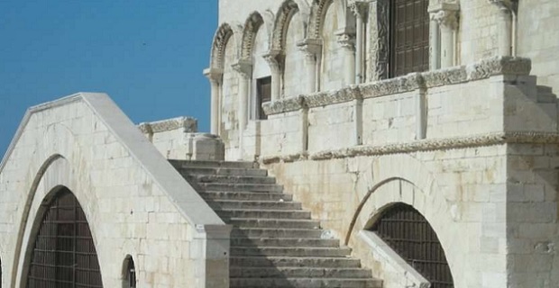 Dettaglio della cattedrale di Trani realizzata con la pietra di Trani